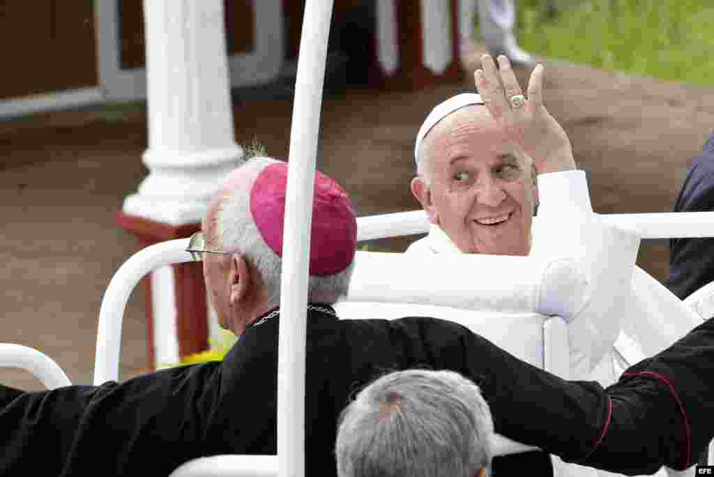 En el &quot;Papa-móvil&quot; llegó Francisco a la Loma de la Cruz.