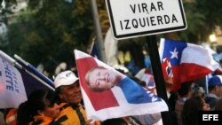 Seguidores de la candidata de la Nueva Mayoría, Michelle Bachelet, celebran tras conocer los primeros los resultados de las elecciones presidenciales y parlamentarias.