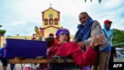 Peregrinos se dirigen al Santuario Nacional de San Lázaro, en el Rincón, La Habana, para venerar al milagroso santo católico, o a su equivalente en la religión yoruba, Babalú Ayé.