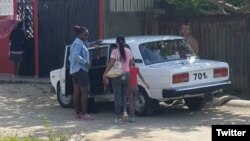 Momento en que la activista Marisol Peña y su hija de 7 años son conducidas en una patrulla policial para un interrogatorio al que la niña fue citada. (Foto: Twitter/Héctor Luis Valdés Cocho).