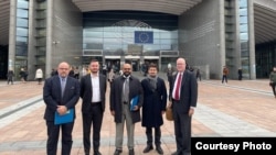 La delegación cubana frente al Parlamento Europeo en Bruselas.