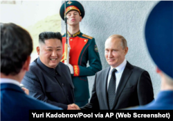 Vladímir Putin y Kim Jong Un, en su reunión en Vladivostok, Rusia, el 25 de abril de 2019. (Yuri Kadobnov/ vía AP)