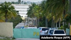 Una caravana con la imagen de la Virgen de la Caridad del Cobre, Patrona de Cuba, visita la cárcel de máxima seguridad Combinado del Este, en La Habana. (Adalberto Roque/AFP)