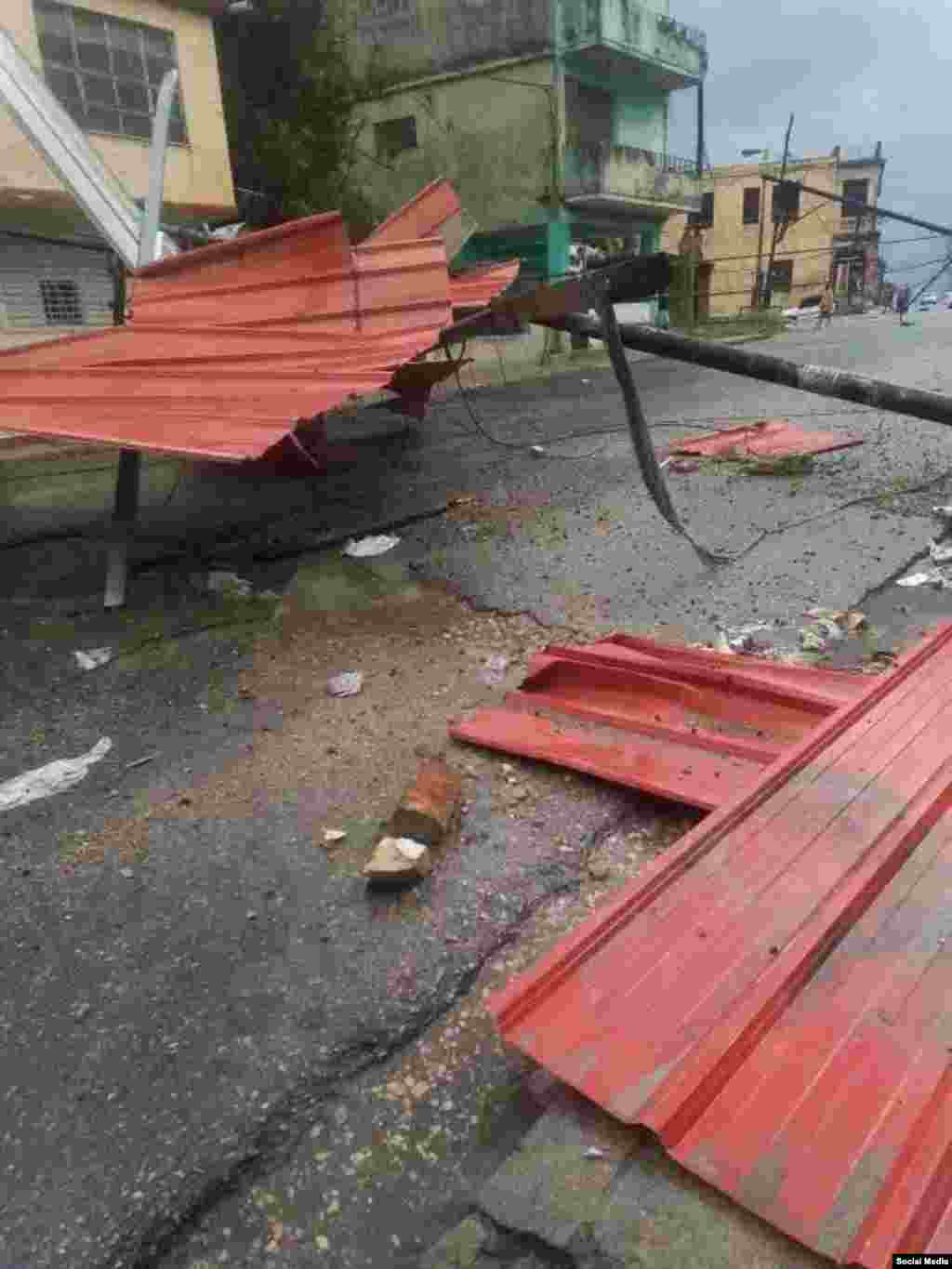 Una estructura de metal y parte del tendido eléctrico en el suelo a causa de los vientes vientos asociados a una baja extratropical que afectó este domingo a La Habana. (Facebook/Ernesto Cuba Martínez)