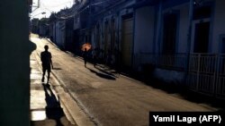 Una calle de Santiago de Cuba al atardecer, en medio del apagón. Muchos cubanos temen salir a la calle en horas de la noche por el aumento de la criminalidad. (Yamil Lage/AFP)