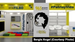 El Stand del Programa Cuba en la Feria Internacional del Libro de Bogotá, Colombia, denuncia el encarcelamiento de cientos de presos políticos en la isla y proclama "Patria Y Vida".