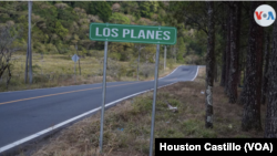 Los migrantes se dirigían a Los Planes, un lugar que acoge a migrantes en la zona. (Foto Houston Castillo, VOA).