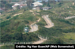 Cerca de vigilancia rodean ladera de una colina en frontera de Corea del Norte con Rusia y China (Ng Han Guan/AP)