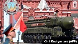 Un misil intercontinental ruso Yars RS-24 rueda en la Plaza Roja durante el desfile militar del Día de la Victoria el 9 de mayo de 2016. (AFP/Kirill Kudryavtsev)