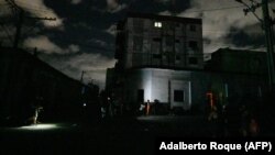 Vecinos se congregan en el exterior de una vivienda, en La Habana, en medio del apagón. (Adalberto Roque/AFP/Archivo)