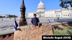 Ex preso político, Luis Enrique Labrador, en huelga de hambre frente al Capitolio. 2 de agosto del 2023.