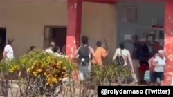 Violenta pelea en una cola para comprar salchichas, en la Isla de la Juventud. (Captura de video/Twitter @rolydamaso)