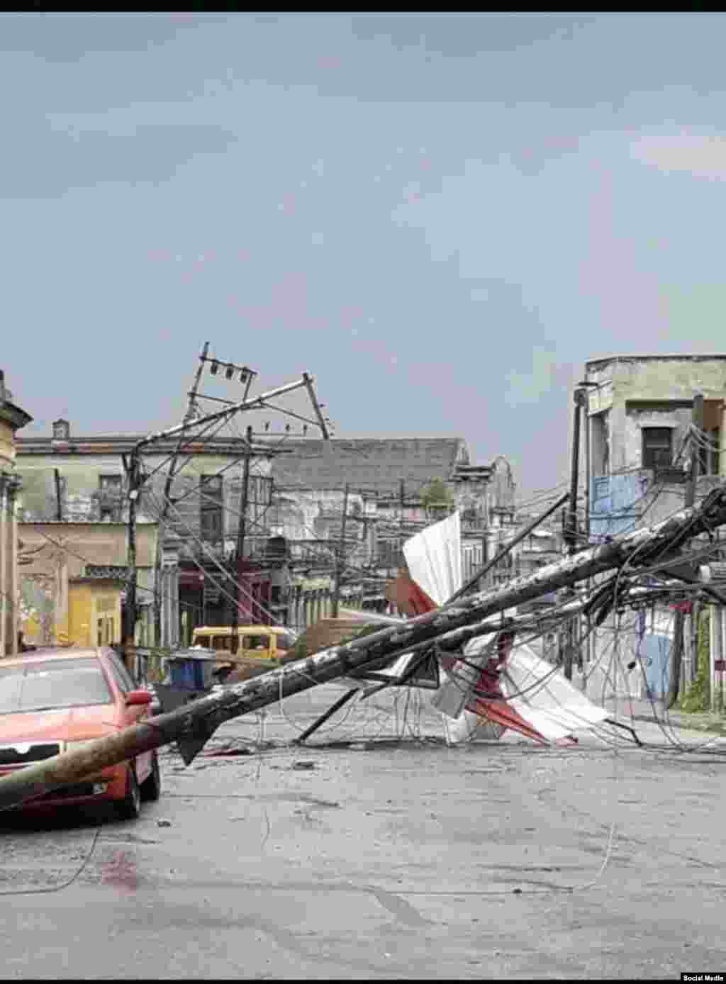 Daños en la Calzada de Luyanó tras el impacto de fuertes vientos asociados a una baja extratropical a su paso por La Habana. (Facebook/Ernesto Cuba Martínez)