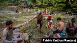 Migrantes en la jungla colombiana en el Darién, el 27 de julio de 2022. (Thomson Reuters
Foundation/Fabio Cuttica).