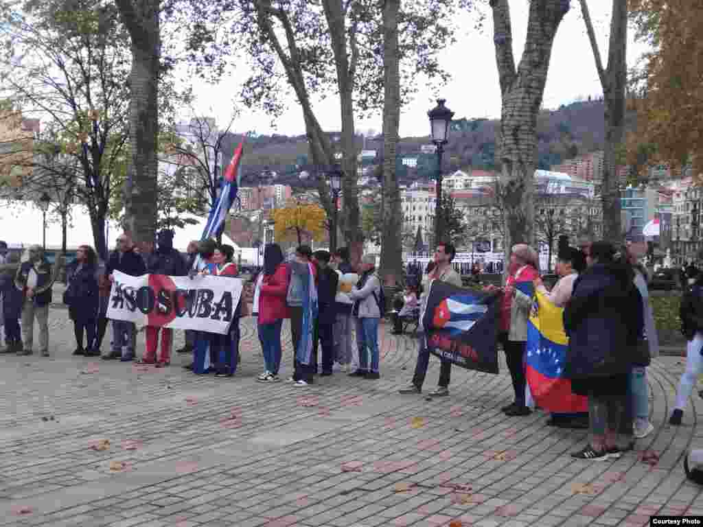 Exiliados cubanos se manifiestan en Bilbao, España, en el Día de los Derechos Humanos. (Cortesía María Regla Castro)