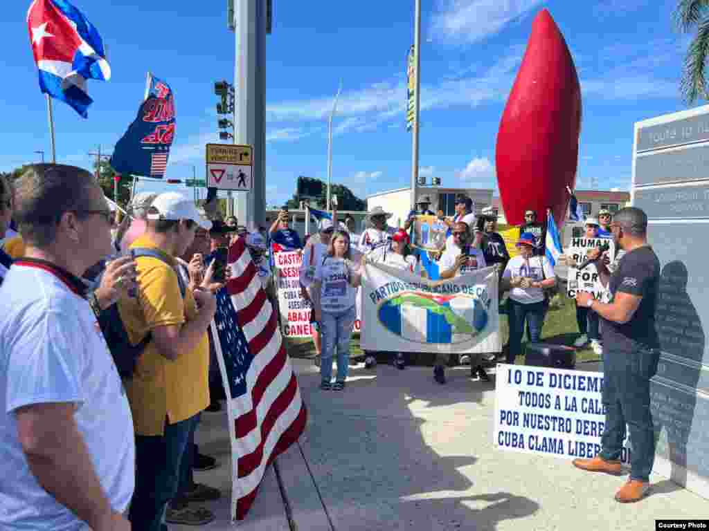 Exiliados cubanos se manifiestan en el Día de los Derechos Humanos en Miami. (Cortesía Marcel Valdés)