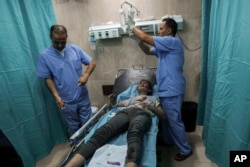 Una niña palestina herida durante un ataque aéreo israelí recibe atención médica en el hospital de Al-Aqsa en Deir el-Balah, en el centro de la Franja de Gaza, el domingo 15 de octubre de 2023. (AP Foto/Adel Hana)