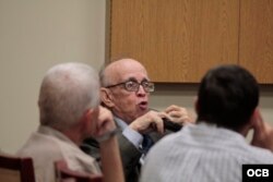 El profesor Jaime Suchliski ofrece la bienvenida a jóvenes disidentes cubanos en seminario en la Casa Bacardí, Miami. FOTO: Luis F. Rojas.