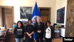 Salomé García Bacallao, Claudia Genlui y Anamely Ramos, junto al secretario general de la OEA, Luis Almagro. (Foto: Twitter)