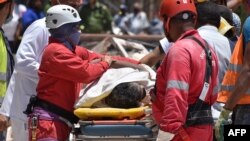 Personal de auxilio sacando a heridos de la explosión en La Habana. 