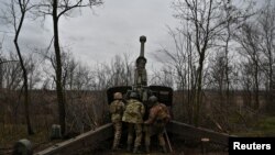 Los militares ucranianos preparan un obús 2A65 Msta-B para disparar contra las tropas rusas, en medio del ataque de Rusia a Ucrania, en una línea de frente en la región de Zaporizhzhia, Ucrania.