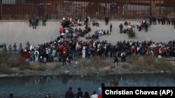 FOTO ARCHIVO. Migrantes de varios países, incluidos cubanos, esperan en Ciudad Juárez, México, para cruzar la frontera hacia EEUU. (AP/Christian Chavez, File)