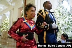 Compositora cubana Tania León hace su entrada a la ceremonia de premiación del Kennedy Center. (AP/Manuel Balce Ceneta)