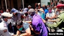 Policías reprimen a manifestantes pacíficos en la calle Obispo de La Habana Vieja, el 30 de abril. (Foto: La Cola de la Libertad/Facebook)