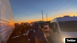 Los migrantes viajaban en 11 camionetas, cuyos choferes fueron detenidos por las autoridades mexicanas y permanecen bajo investigación. (Foto: Twitter/@Frankzocalo)