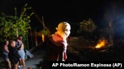 Personas protestan pidiendo el restablecimiento del servicio eléctrico que colapsó el martes pasado por la devastación del huracán Ian en Bacuranao, Cuba, el viernes 30 de septiembre de 2022. (Foto AP/Ramon Espinosa)