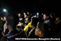 Cubanos acudieron a protestar en la sede del partido comunista contra la escasez de electricidad durante un apagón tras el paso del huracán Ian en La Habana, Cuba, el 29 de septiembre de 2022.