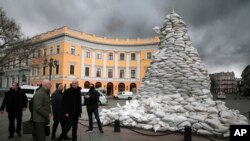 El canciiler griego Nikos Dendias recorre la ciudad de Odesa horas después del ataque ruso.