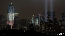 Como tributo a las víctimas, la ciudad de Nueva York enciende cada año dos luces en el lugar donde se levantaban las torres gemelas. 