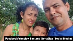 Yuneisy Santana junto a su esposo, el preso político Samuel Pupo Martínez, y el hijo de ambos. (Foto: Facebook/Yuneisy Santana González)