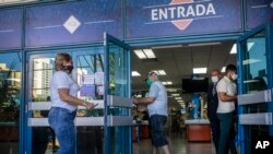 En medio de la pandemia, una tienda de alimentos con venta en dólares estadounidenses en La Habana. (Foto/Ramon Espinosa/AP)