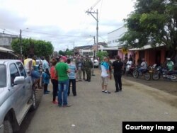 Autoridades colombianas llegan al albergue de los cubanos en Turbo. (Foto Facebook Martí Noticias)