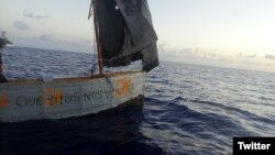 Una de las embarcaciones con cubanos a bordo interceptadas por la Guardia Costera. (Foto: USCG)