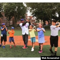 Yoenis Céspedes practica golf junto a un grupo de niños.