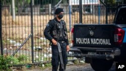 Un policía monta guardia afuera de la catedral de Managua, Nicaragua, el sábado 13 de agosto de 2022