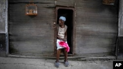 Una mujer que vende bolsas de plástico espera por clientes en La Habana. En medio de la escasez de casi todo, el dengue cobra fuerza. (AP Foto/Ramon Espinosa)