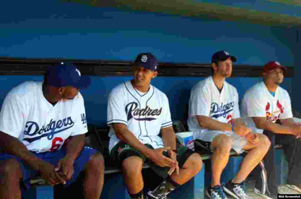 De izquierda a derecha, Yasiel Puig, Jon Jay, Clayton Kershaw y Brayan Peña durante la Clínica de Béisbol con niños cubanos en el Estadio Latinoamericano, en La Habana (Cuba).