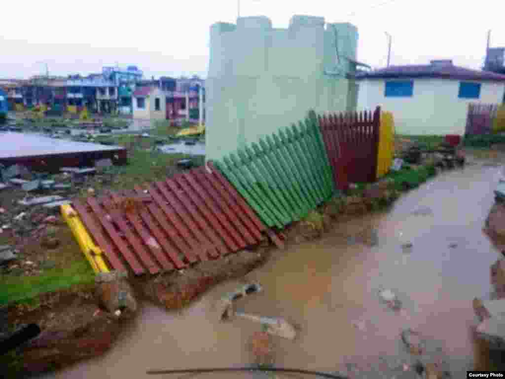 Zona afectada por las penetraciones del mar en el Malecón de Baracoa. Facebook Radio Baracoa