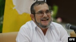 El máximo líder de las FARC, Rodrigo Londoño, alias "Timochenko" ofrece declaraciones tras firmar un acuerdo con el presidente de Colombia.