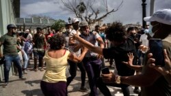 Muchas mujeres se han sumado a las protestas antigubernamentes en Cuba, como esta señora que protestó en La Habana, el 11 de julio de 2021. (AP Foto/Ramón Espinosa)