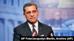 Foto Archivo. El secretario de Salud de Estados Unidos Xavier Becerra habla durante una entrevista en Washington el 17 de marzo de 2022