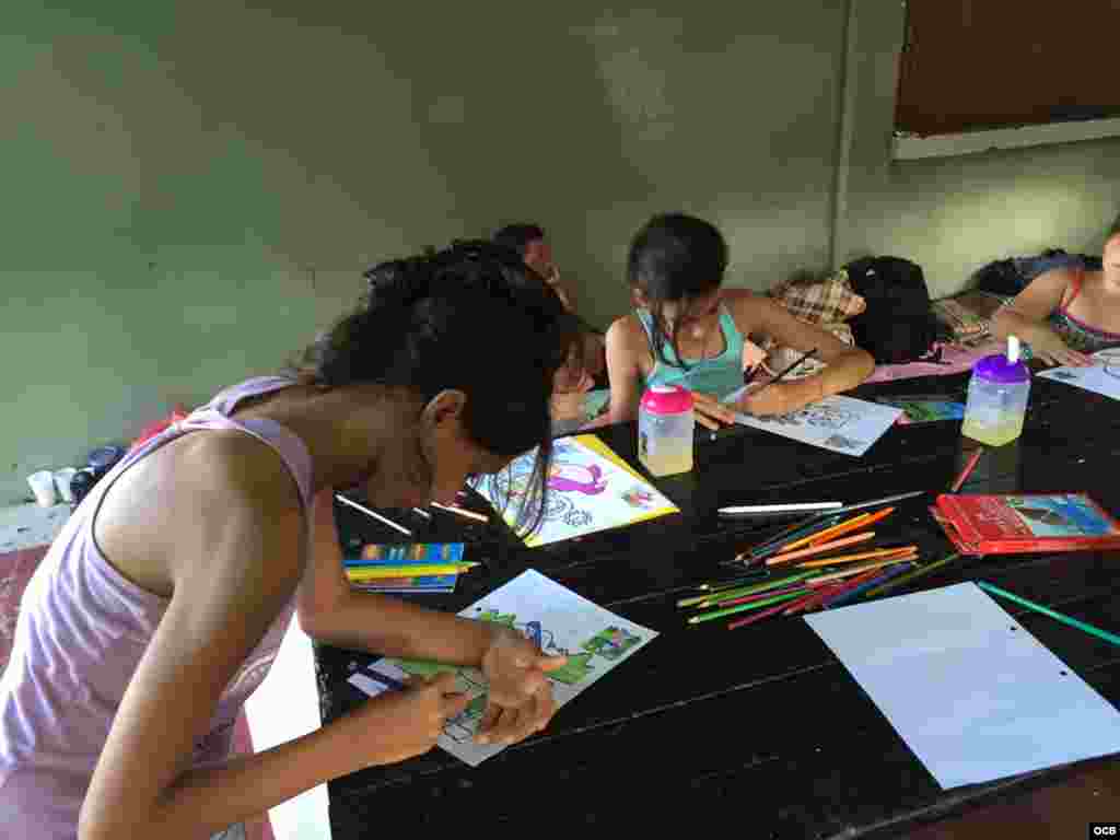 Niños cubanos juegan en una escuela que da albergue a familias de migrantes de la isla varados en la frontera de Costa Rica con Nicaragua.