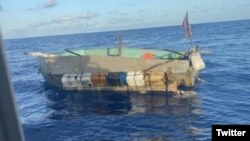 Una balsa en la que viajaban migrantes cubanos, interceptada por la Guardia Costera estadounidense el jueves pasado, a unas 3 millas al sur de Long Key, Florida. (Foto: USCG)