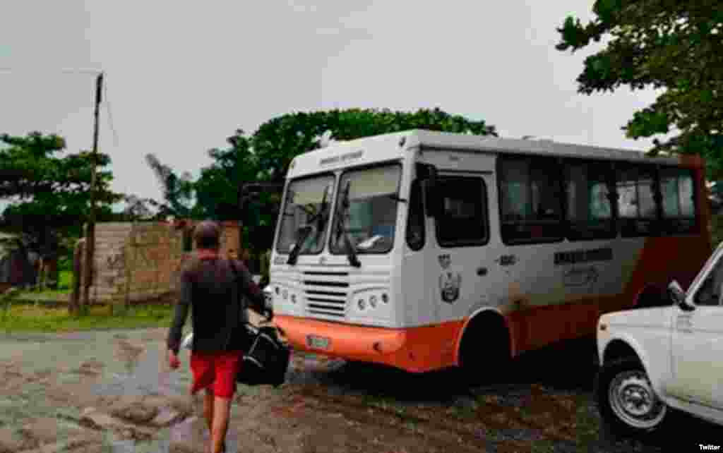 Miles de personas han tenido que abandonar sus hogares para encontrar refugio ante el peligro de inundaci&#243;n. (@VanguardiaCuba/Twitter)