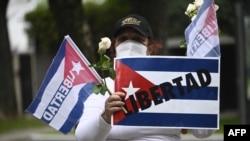 Manifestante cubano en Guatemala, el 14 de noviembre de 2021. (Johan Ordóñez / AFP).