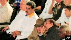 De izq a der. Miguel Díaz-Canel, Nicolás Maduro, Raúl Castro, Daniel Ortega y Esteban Lazo. Jorge Luis Banos/Pool Photo via AP